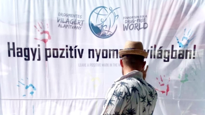 Strandoló kéznyomot hagy a „Hagyj pozitív nyomot a világban!” molinón a siófoki Bodymedia Beach fesztiválon