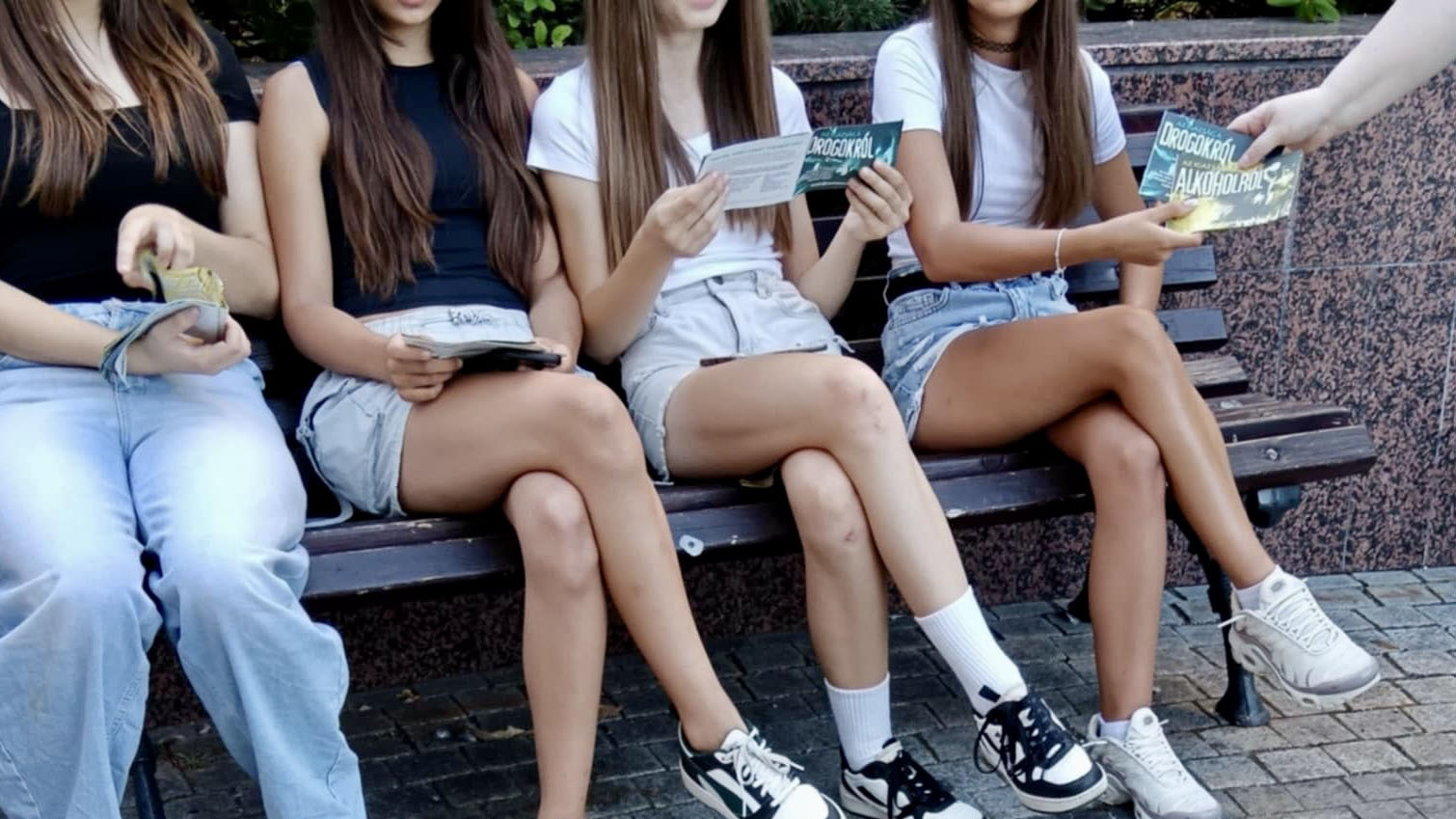 fiatalok vilagnapja drogprevencio padon ülő fiatalok kapnak igazság a drogokról füzeteket