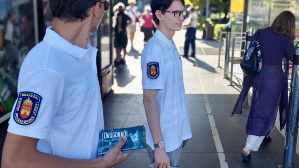 A fiatalok világnapján polgárőrök osztottak igazság a drogokról füzeteket