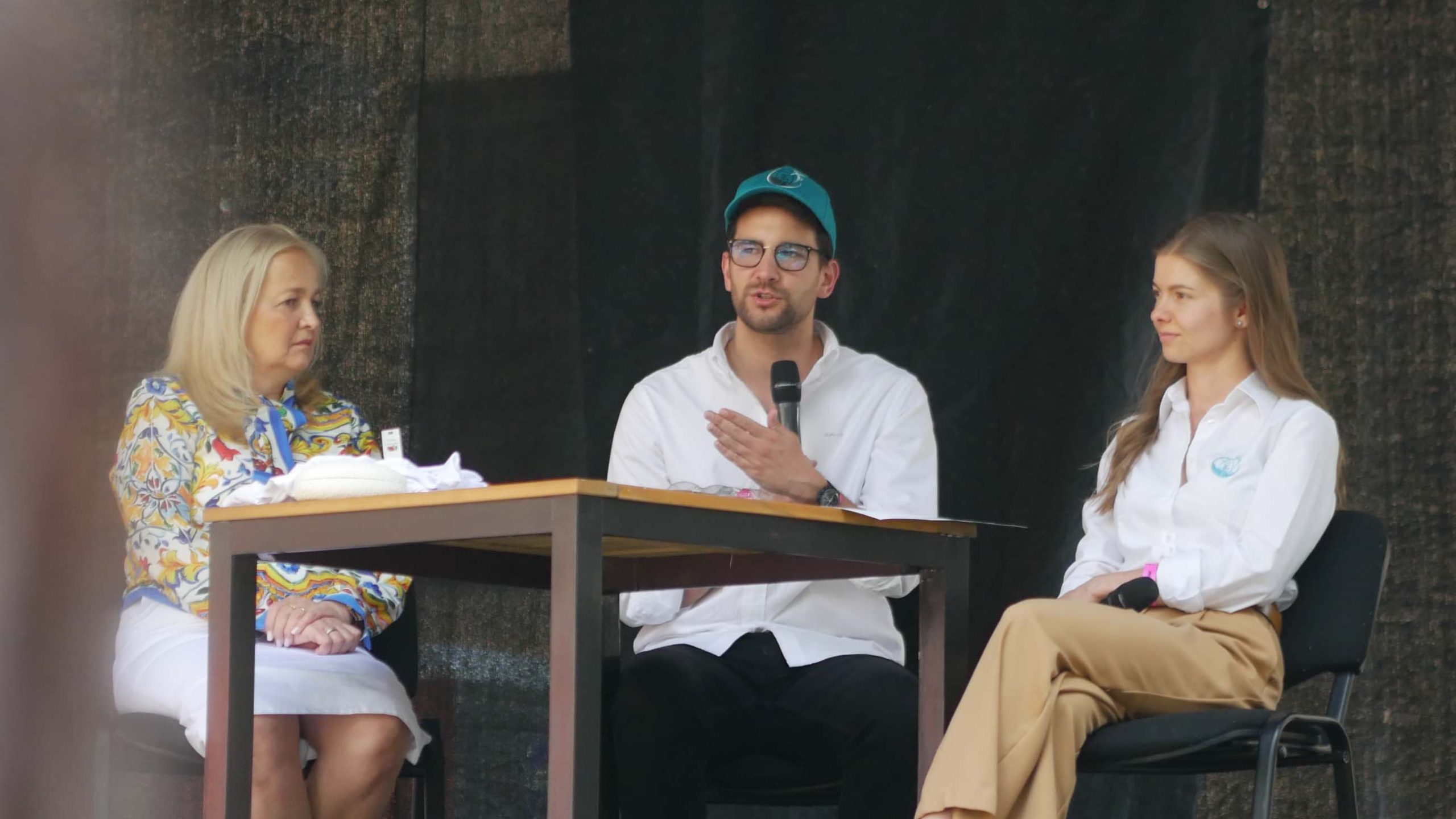 nemeth-gergo-drogprevencio-egyfeszt-panelbeszelgetes Németh Gergő drogprevenciós szakember beszél az Egyfeszten, mellette Dr. Melles Melinda és Magyari Kincső a színpadon.