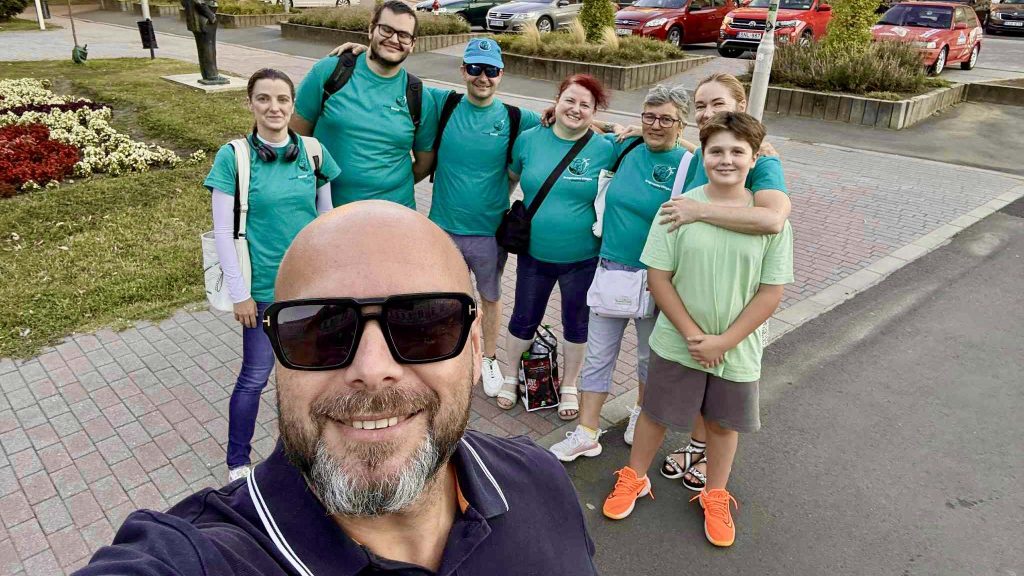 Nyiregyházi önkéntesek csoportképen állnak drogprevenciós munka idején a fiatalok világnapja alkalmából